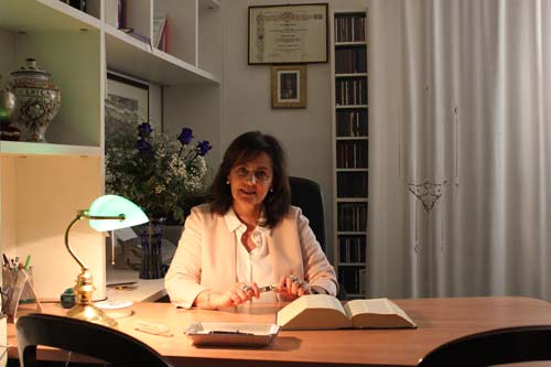 L'avvocato Federica Carli a Bologna nel suo studio legale